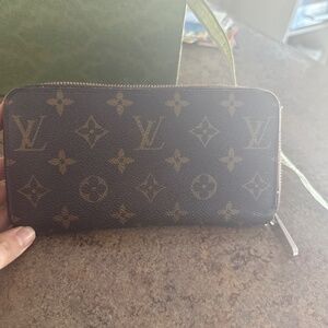 Louis vuitton zippy wallet